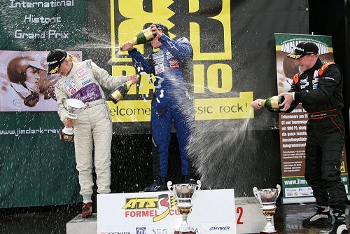Shirley op podium en de champagne-douche